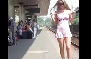 XXX 舞台裏 女の子 向け の エロ 動画